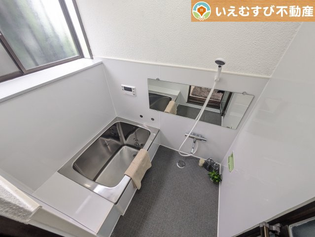 加須市西ノ谷　中古戸建の浴室|明るい色合いで落ち着きのある雰囲気
白基調なので清潔感があって明るく感じられます♪窓付きで空気の入れ替えも出来ます！
