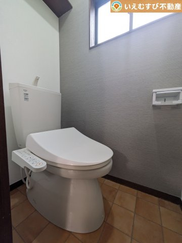 加須市西ノ谷　中古戸建のトイレ|シンプルで清潔感のあるトイレ
窓付きで明るく、お掃除しやすいシンプルな空間♪