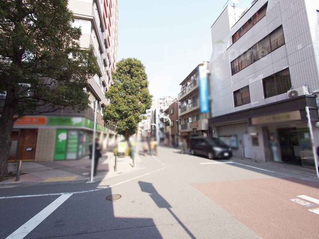 【その他】 | パークホームズ武蔵小山 | 歩道がきれいに整備された幅員の広い前面道路です！見通しが良くお子様とのお散歩も安心感がありますね♪