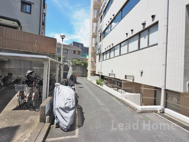 【駐輪場】 | エステージ大崎 | 敷地内に整然と整備された駐輪場スペースです。駅までの移動やお買い物用の自転車をすっきり置けます！