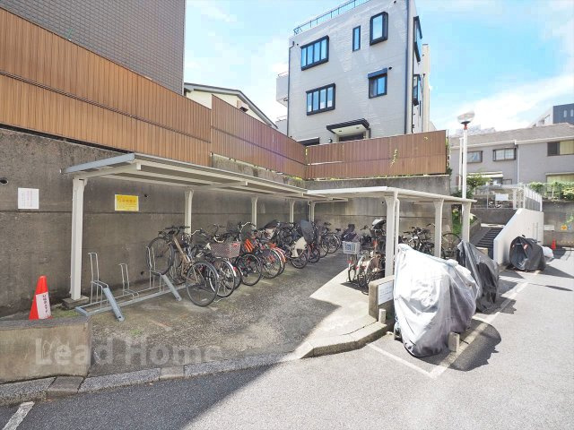 【駐輪場】 | エステージ大崎 | 屋根付きで雨の日も愛車を守りやすい駐輪場です。毎日の通勤や通学の際もスムーズに出し入れできます♪