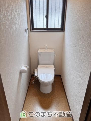 宇都宮市豊郷台2丁目RF住宅のトイレ|小窓から換気ができて清潔なトイレスペース☆
