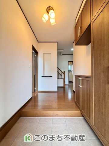 宇都宮市豊郷台2丁目RF住宅の玄関|広々とした玄関スペース♪たくさんの靴を収納できる下駄箱もございます。