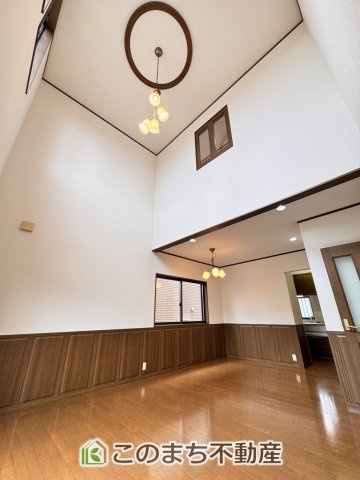 宇都宮市豊郷台2丁目RF住宅の居間・リビング|開放感のある吹き抜けの広々としたリビング☆家族みんなでゆったりくつろげます♪南側から暖かな日差しが差し込みます♪