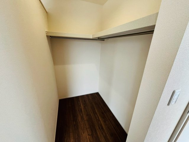 【Livele Garden】　古河市下辺見　第６　全6邸の収納|〇５号棟　ウォークインクローゼット〇
パイプや枕棚で空間を立体的に使います。衣類の種類や使用頻度に合わせて整頓できます♪
2026年8月撮影