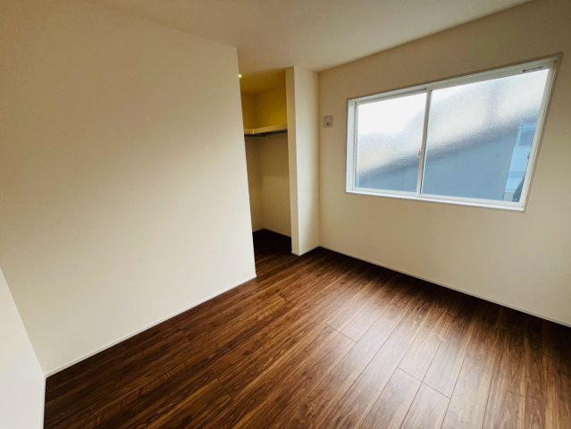 【Livele Garden】　古河市下辺見　第６　全6邸の洋室|〇５号棟　洋室　5.2帖〇
窓から明るい日差しが差し込みます♪
2026年8月撮影