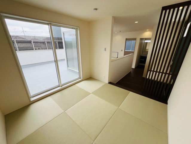 【Livele Garden】　古河市下辺見　第６　全6邸のその他|〇５号棟　タタミコーナー　4.5帖〇
バルコニーに面したタタミコーナー。ゆったりくつろぎたいときに嬉しいスペースです♪
2026年8月撮影