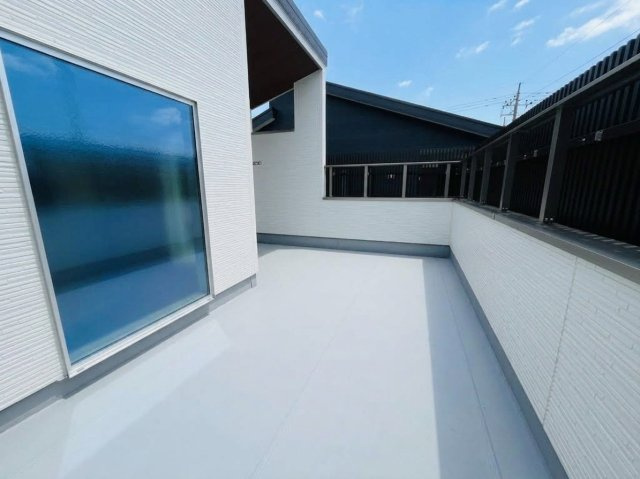 【Livele Garden】　古河市下辺見　第６　全6邸のバルコニー|〇５号棟　バルコニー〇
開放的なバルコニー！椅子を置いてテラスとしてもご活用いただけます（＾＾）
2026年8月撮影