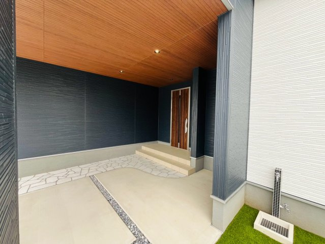 【Livele Garden】　古河市下辺見　第６　全6邸の駐車場|〇５号棟　ガレージ〇
雨や風から大切な愛車を守るビルドインガレージ。また、雨の日でも濡れずにお荷物を運ぶことができます♪
2026年8月撮影