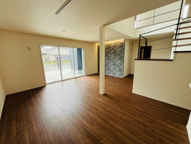 【Livele Garden】　古河市下辺見　第６　全6邸の居間・リビング|〇５号棟　リビング〇
南面に窓がございますので太陽の光を反射し、室内を明るく保つことができます♪
2026年8月撮影