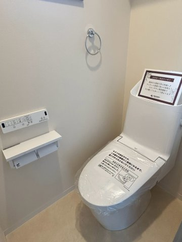 フォレクス保免上2　A棟のトイレ|温水洗浄便座を備えた清潔で使い心地の良いトイレ空間。家族みんなが毎日気持ちよく使用でき、落ち着いて過ごせる快適なスペースとして重宝できそう。