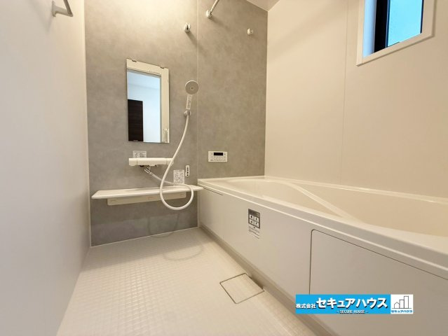 【今からご案内可能】知多市新舞子字神田　全2棟の浴室|【浴室】
◆アクセントパネルで落ち着きのある雰囲気を演出します。毎日の疲れを癒やすバスタイムをお楽しみ下さい！
◆窓付きで、カビの繁殖を抑える効果があります。