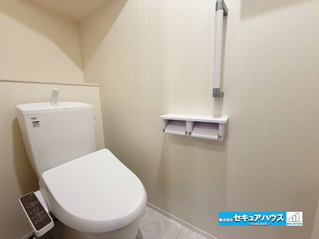 【今からご案内可能】知多市新舞子字神田　全2棟のトイレ|【高機能トイレ】
◆高機能トイレの多くは便器のフタの開閉が自動であり、使用後に手動で水を流す面倒もなく非常に便利です。スタイリッシュな見た目で、お掃除しやすく、節水効果が高いです。
