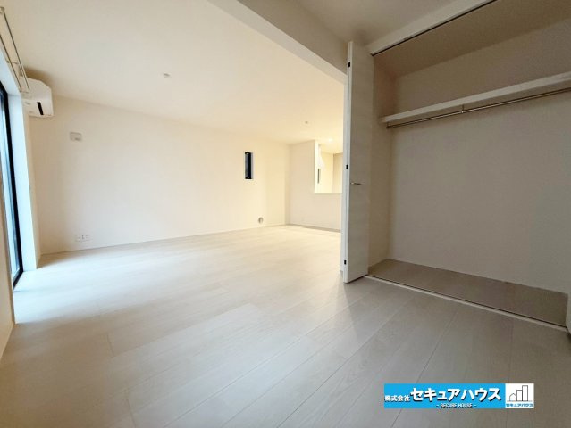 【今からご案内可能】知多市新舞子字神田　全2棟の洋室|【洋室】
◆広々とした居住空間は日々の暮らしを彩り、心のやすらぎと満足感を与えてくれます。通風と採光を考慮した設計は子供たちはのびのび育ち、家族でくつろぎと団らんを生み出します。
