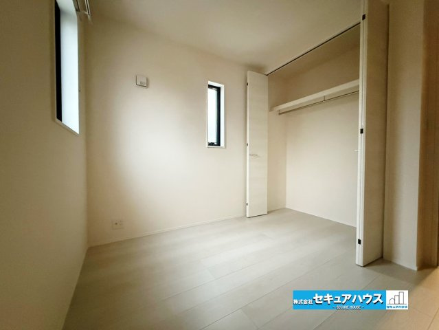【今からご案内可能】知多市新舞子字神田　全2棟の洋室|【洋室】
◆家族一人ひとりの大切なプライベート空間。趣味に合わせて使って頂けるようシンプルに仕上げてあります。暮らし心地を大きく左右する収納を、適材適所に配置し使い勝手を考慮しました。　