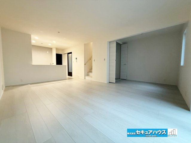 【今からご案内可能】知多市新舞子字神田　全2棟の居間・リビング|【LDK】
◆通学から帰宅し、リビングルームで会話を楽しむ子ども達。リビングから臨む景色は太陽色に染まり、解放感溢れゆったりとしたひと時を過ごすことが出来る素敵な空間です。
