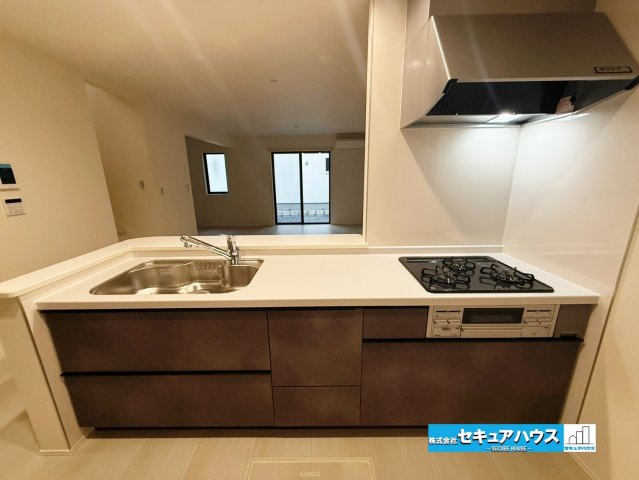 【今からご案内可能】知多市新舞子字神田　全2棟のキッチン|【キッチン】
◆同時にたくさんの料理が調理できる。「焼く・蒸す・煮る」の工程を同時進行で進めることができるので、料理を素早く作ることができます。育児でバタバタ忙しいママに嬉しい♪