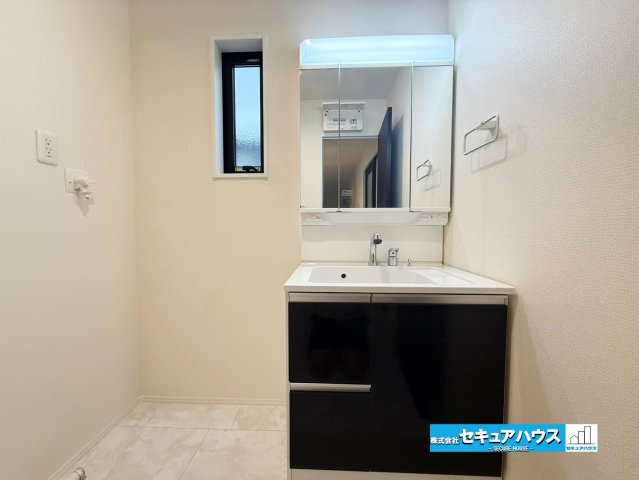 【今からご案内可能】知多市新舞子字神田　全2棟の独立洗面台|【洗面台】
◆鏡の裏にはたっぷりと収納スペースを標準装備！
◆電源を付属しているのでドライヤーなど利用できます。
