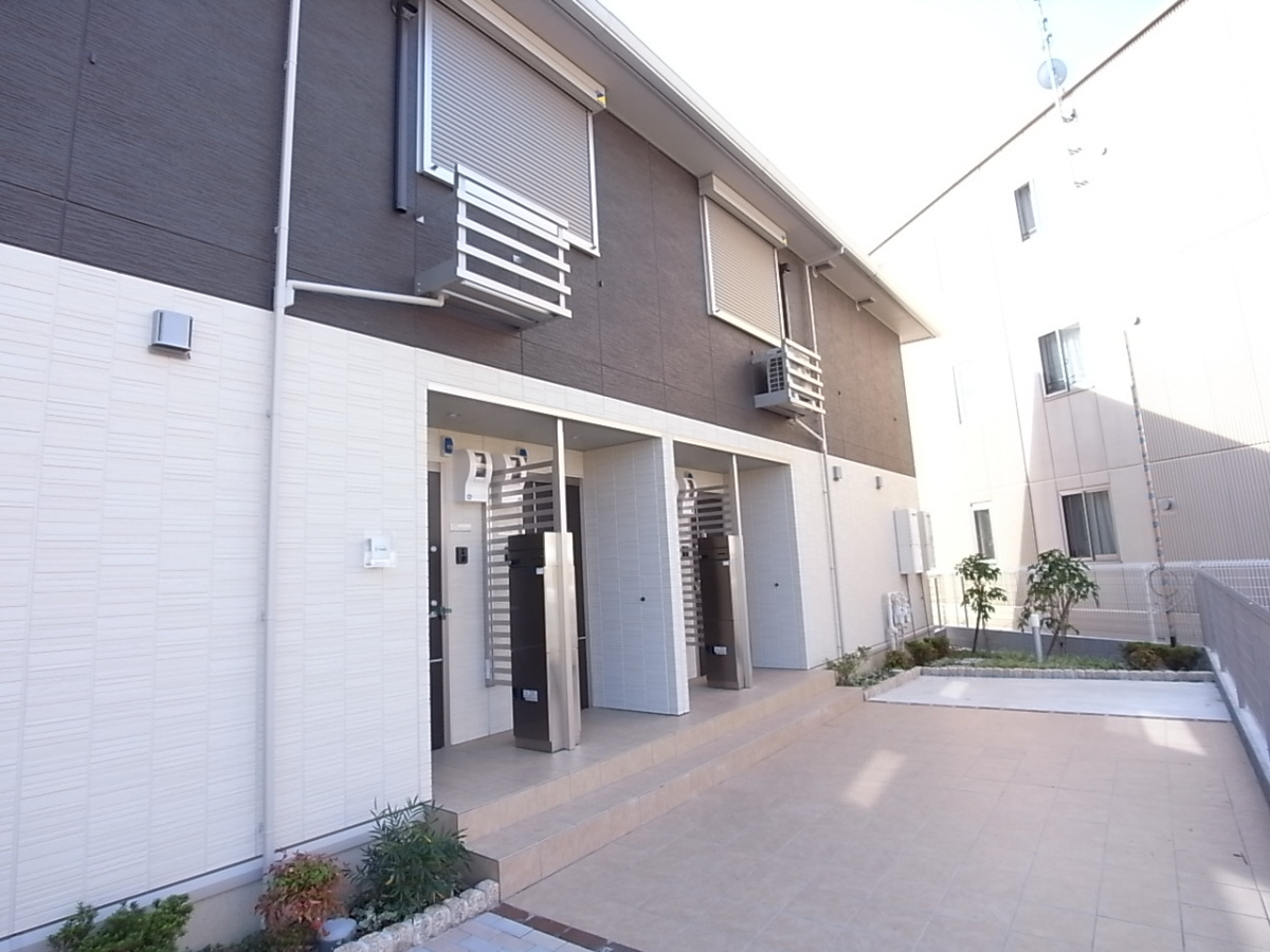 寝屋川市中神田町のハイツのエントランス