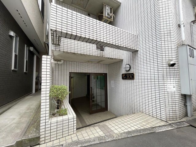 スカイコート向島のエントランス