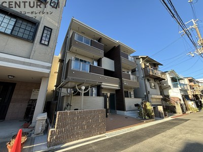 オートロックで外部の人間が簡単に出入りできないため安心です。