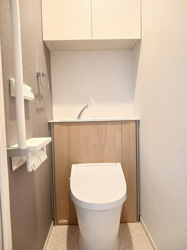温水洗浄便座付きのトイレです♪