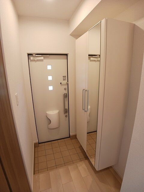 クレスト　メゾンの玄関