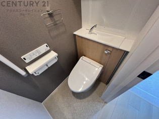 温水洗浄便座付きのトイレです♪