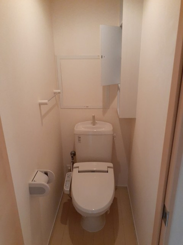 温水洗浄便座付きのトイレです♪