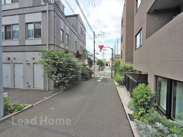 【前面道路含む現地写真】 | 世田谷区砧4丁目 | 車通りが少なく落ち着いた住宅街の前面道路です。お子様とのお散歩や毎日の通行も安心・快適ですね♪