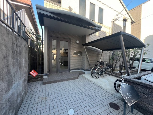 ジュネス北桜塚のエントランス