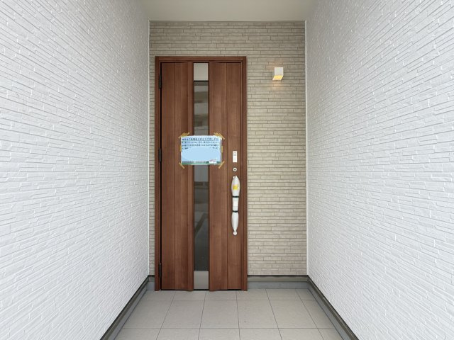 南城市佐敷津波古2303番（全3棟）の玄関|A号棟　スマートキー付き♪