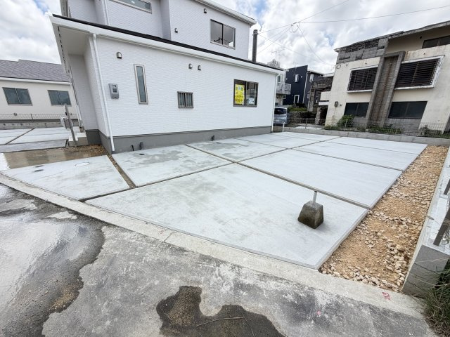南城市佐敷津波古2303番（全3棟）の駐車場|※同仕様写真です