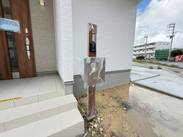 南城市佐敷津波古2303番（全3棟）の設備|A号棟　TVモニター付きインターホン+ポスト付き♪