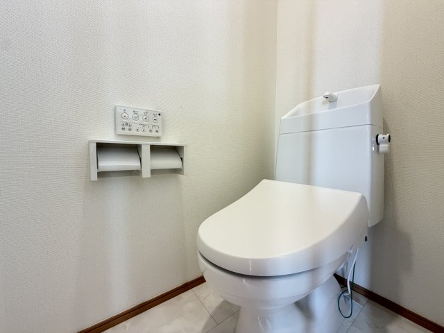 南城市佐敷津波古2303番（全3棟）のトイレ|A号棟　温水洗浄便座♪