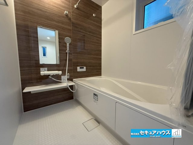 【今からご案内可能】知多市新舞子字神田　全2棟の浴室|【浴室】
◆アクセントパネルで落ち着きのある雰囲気を演出します。毎日の疲れを癒やすバスタイムをお楽しみ下さい！
◆窓付きで、カビの繁殖を抑える効果があります。