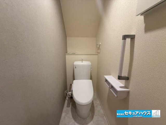 【今からご案内可能】知多市新舞子字神田　全2棟のトイレ|【高機能トイレ】
◆高機能トイレの多くは便器のフタの開閉が自動であり、使用後に手動で水を流す面倒もなく非常に便利です。スタイリッシュな見た目で、お掃除しやすく、節水効果が高いです。

