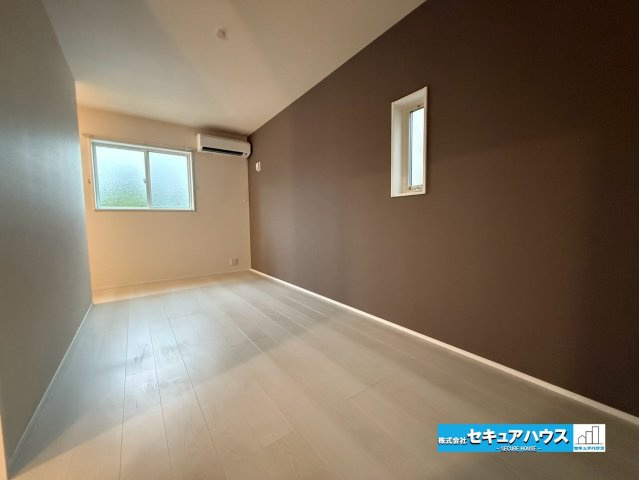【今からご案内可能】知多市新舞子字神田　全2棟の洋室|【洋室】
◆広々とした居住空間は日々の暮らしを彩り、心のやすらぎと満足感を与えてくれます。通風と採光を考慮した設計は子供たちはのびのび育ち、家族でくつろぎと団らんを生み出します。