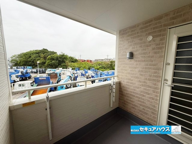 【今からご案内可能】知多市新舞子字神田　全2棟のバルコニー|【バルコニー】
◆見晴らしもよく、太陽の温かな温もりをめいっぱい受け止めてくれます。
太陽の光と爽やかな風を受けたお洗濯物はあっという間に乾き、取りこむ時には太陽の匂いを感じられそうですね。　