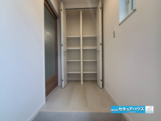 【今からご案内可能】知多市新舞子字神田　全2棟の玄関|【玄関】
◆お家に出会う人々を迎える玄関だからこそ、広々清潔感あふれる空間にしたいものです。採光・通風にも配慮された設計で毎日明るい空間をキープします♪