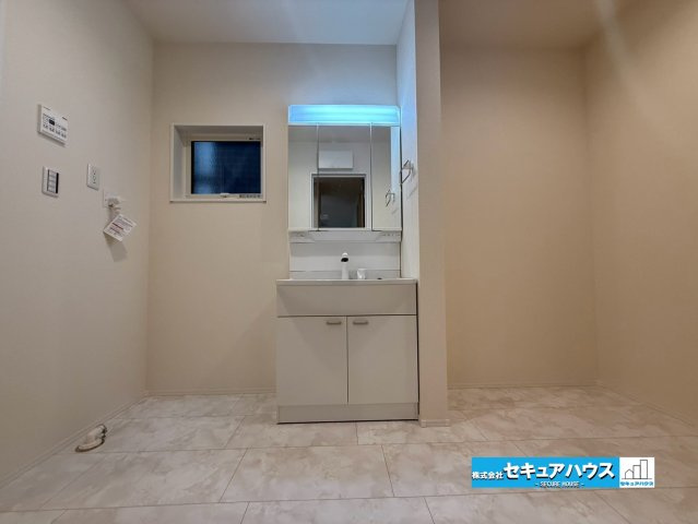 【今からご案内可能】知多市新舞子字神田　全2棟の洗面所|【洗面台】
◆鏡の裏にはたっぷりと収納スペースを標準装備！
◆電源を付属しているのでドライヤーなど利用できます。