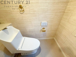 温水洗浄便座付トイレは温水洗浄機能により、暖かい水でおしりを洗浄することができ、冷たい水を使う従来の便座に比べ、温水洗浄機能で暖かいトイレを提供し、快適な使用を可能にします。