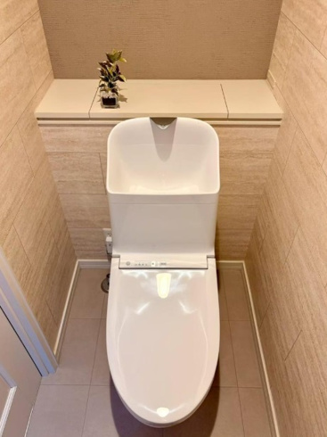 温水洗浄便座付トイレは温水洗浄機能により、暖かい水でおしりを洗浄することができ、冷たい水を使う従来の便座に比べ、温水洗浄機能で暖かいトイレを提供し、快適な使用を可能にします。