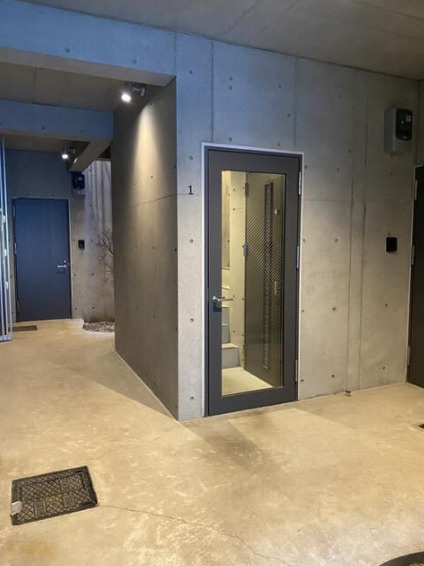 新宿区西新宿４丁目の賃貸マンションのエントランス