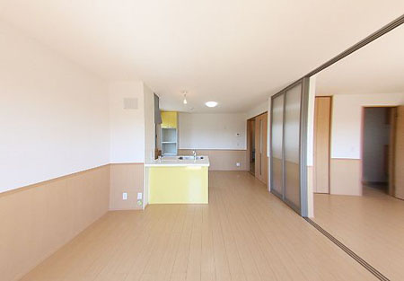 和泉市桑原町のハイツの居間・リビング|こちらのリビングで趣味の時間をお楽しみください