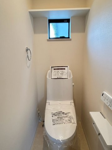 フォレクス保免上2　B棟のトイレ|いつでも気持ちよく使える清潔なトイレ空間。手入れのしやすい設備が整っており、家族が毎日使う場所だからこそ落ち着いて過ごせる快適なスペースとして重宝できそう。