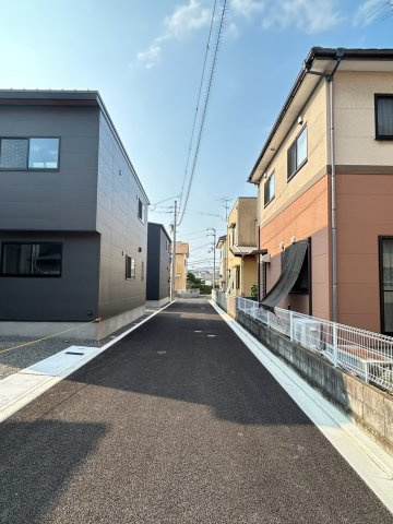 フォレクス保免上2　B棟の前面道路含む現地写真