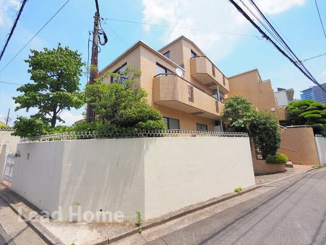 【外観】 | アトウェル神山 | 青空に映える重厚な外観とプライバシーを守る擁壁設計！陽当たりと風通しに恵まれた心地よい住環境です♪