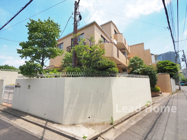 【外観】 | アトウェル神山 | 手入れの行き届いた植栽と青空が広がるアプローチ！周囲の街並みにも美しく馴染む落ち着いた佇まいです♪
