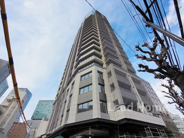 【外観】 | プラウドタワー渋谷 | 青空にそびえ立つスタイリッシュなタワーレジデンス！陽当たりや通風にも恵まれた心地よい住環境です♪